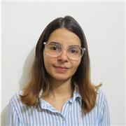 Profesora de Ética y valores imparte clases a niños, niñas y adolescentes